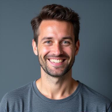 Porträtfoto von Lukas Vogel, Pilates-Instruktor im Alpenlotus Bewegungsraum.